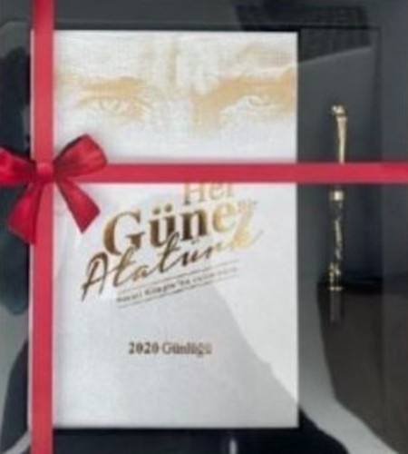 Her Güne Bir Atatürk - 2020 Günlüğü (Kalemli Set) Her Güne Bir Atatürk - 2020 Günlüğü (Kalemli Set)