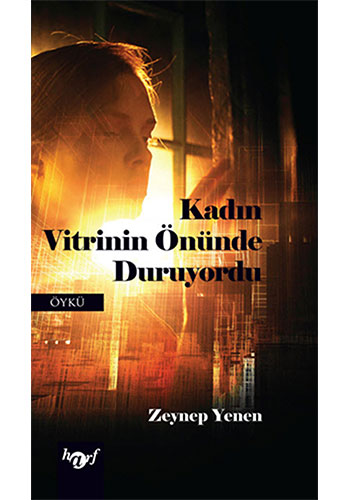 Kadın Vitrinin Önüde Duruyordu Kadın Vitrinin Önüde Duruyordu